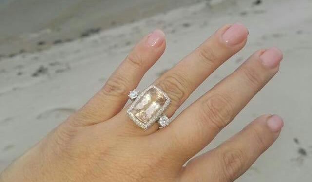 el anillo de bodas con piedras compromiso