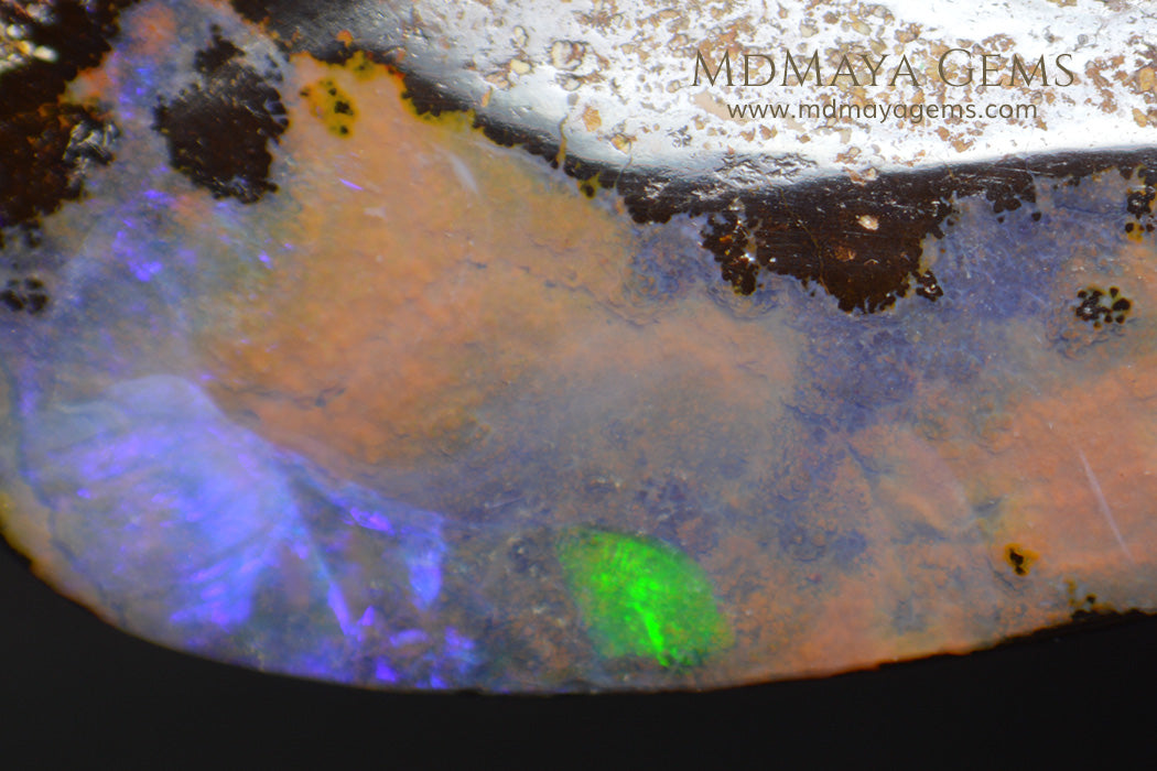 Yohaw Opal Stone 25.61 ct under microscope