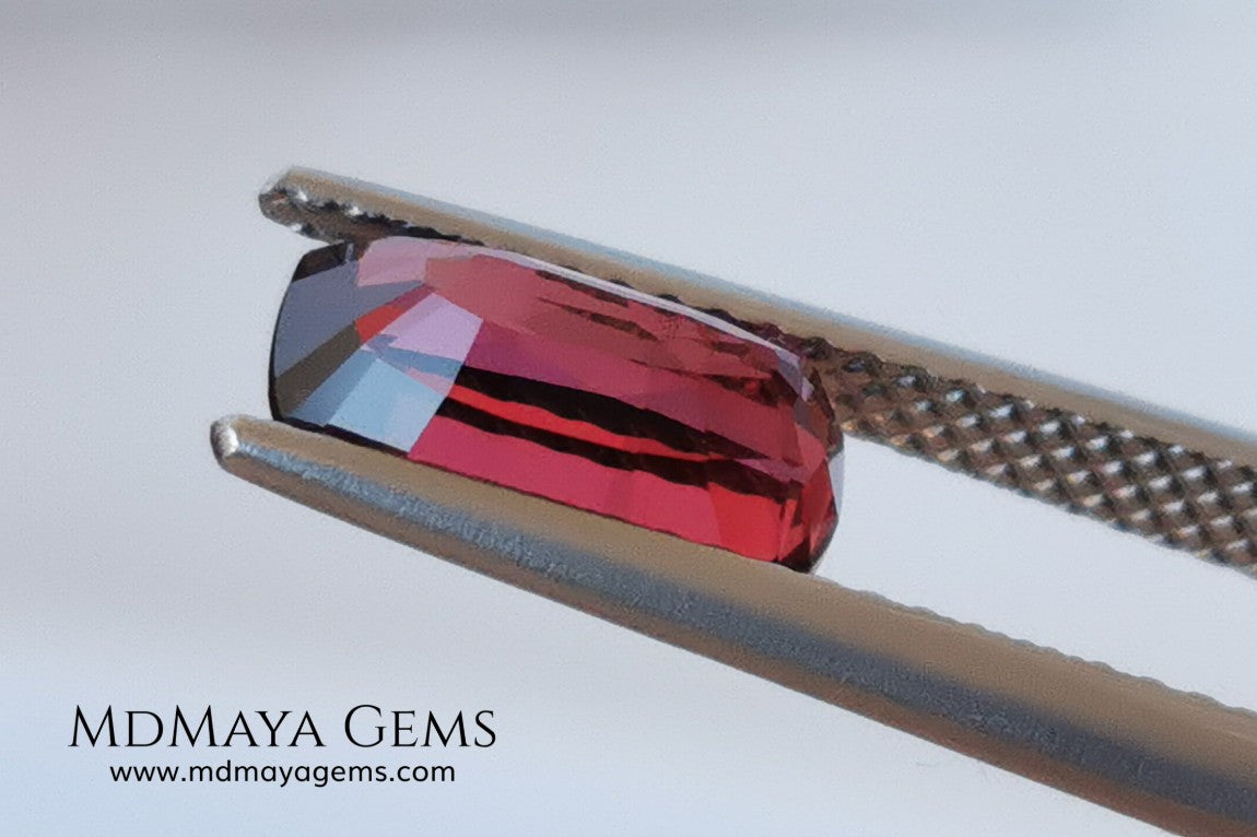 Rhodolite, 2.01 ct, cushion cut. This affordable gem has an excellent cut, very well proportioned, which makes purplish red glitters come out of its facets at the slightest movement. It has a very good measurement, since although it is a two-carat gemstone, it would look amazing in a ring or pendant.