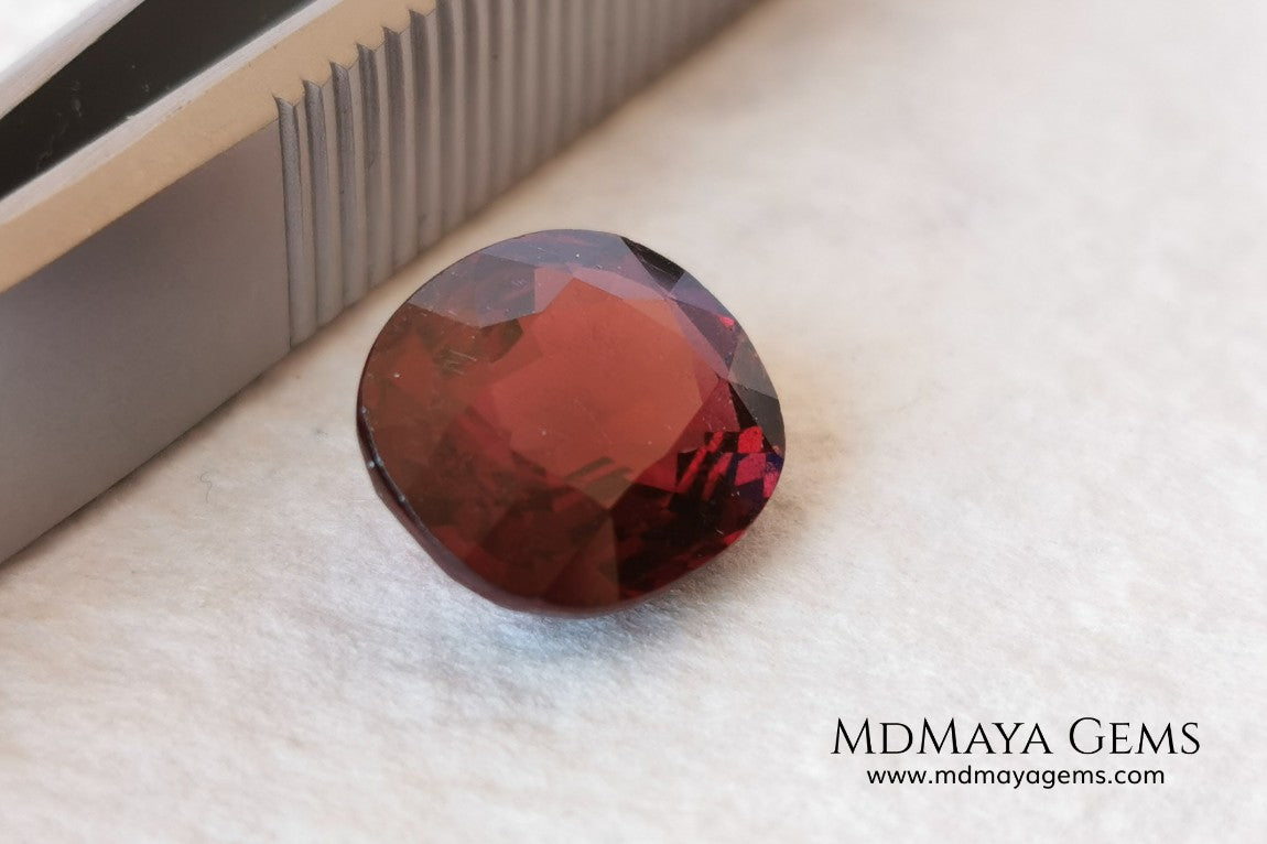 Dark Red Rhodolite, 5.09 ct, oval cut. Elegante dark natural and untreated gemstone. 