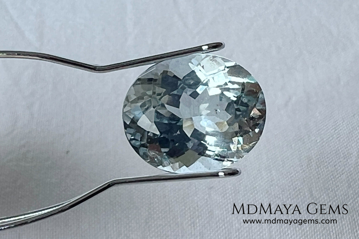 Elegant light blue Aquamarine. A piece perfect for a pendant. Oval cut. 4.32 ct.