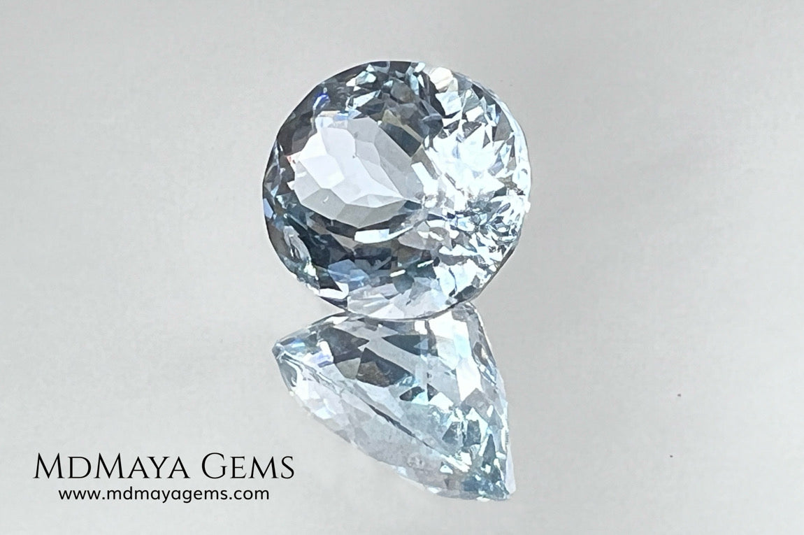 Elegant light blue Aquamarine. A piece perfect for a pendant. Oval cut. 4.32 ct.