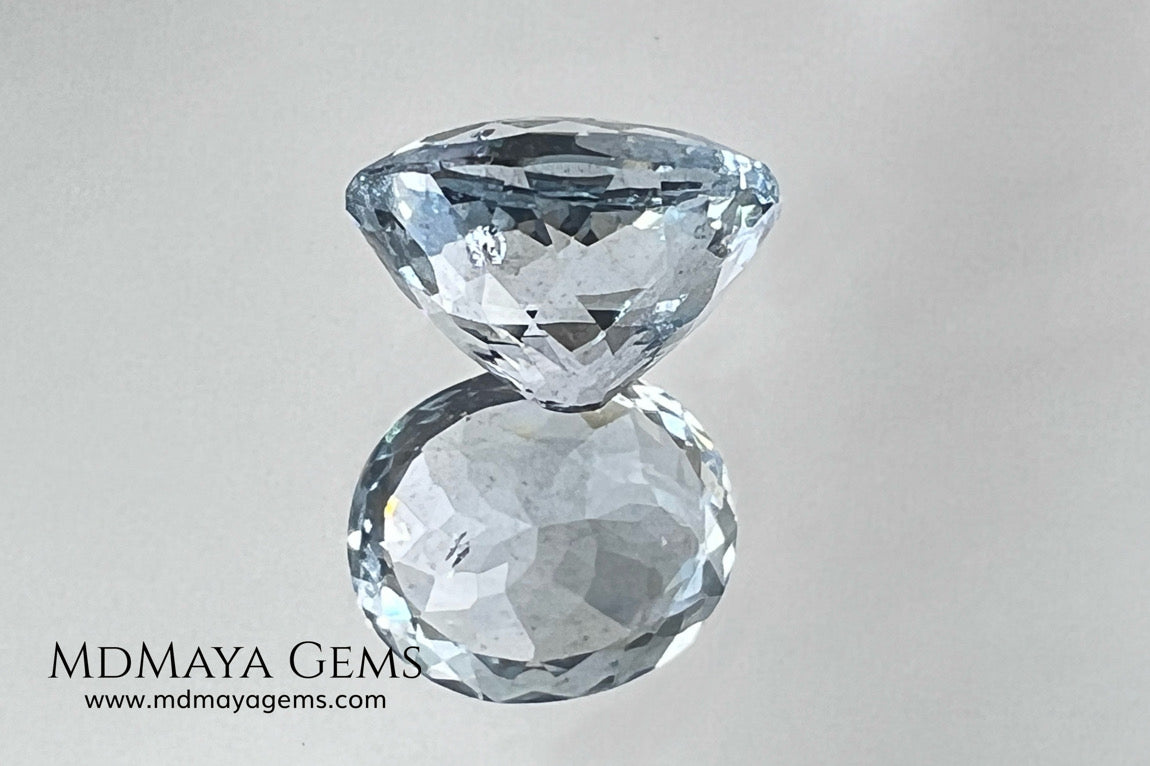 Elegant light blue Aquamarine. A piece perfect for a pendant. Oval cut. 4.32 ct.
