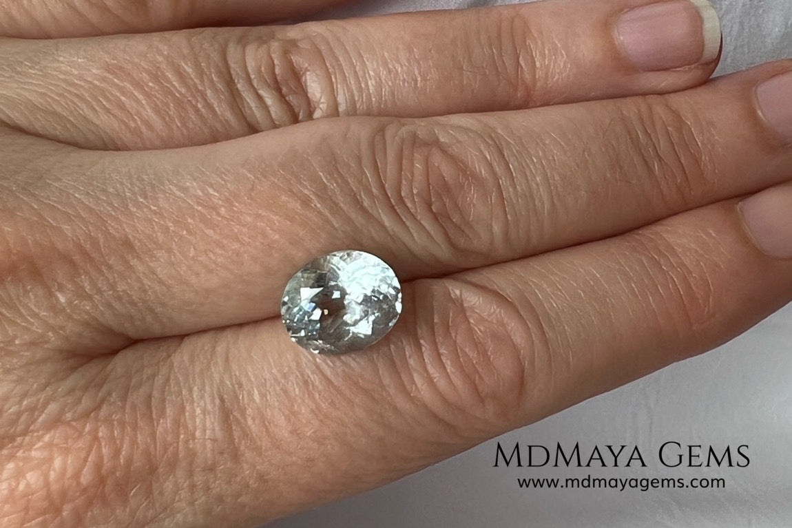 Elegant light blue Aquamarine. A piece perfect for a pendant. Oval cut. 4.32 ct.
