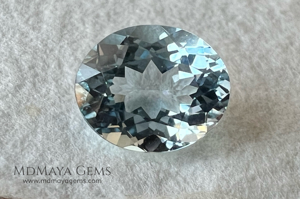 Pretty bright blue Aquamarine!. Oval cut. 1.80 ct. Perfect gem for a center stone in ring!