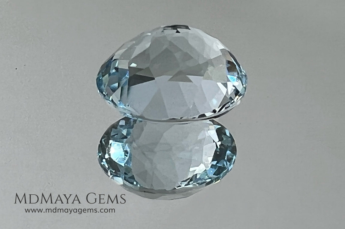 Pretty bright blue Aquamarine!. Oval cut. 1.80 ct. Perfect gem for a center stone in ring!