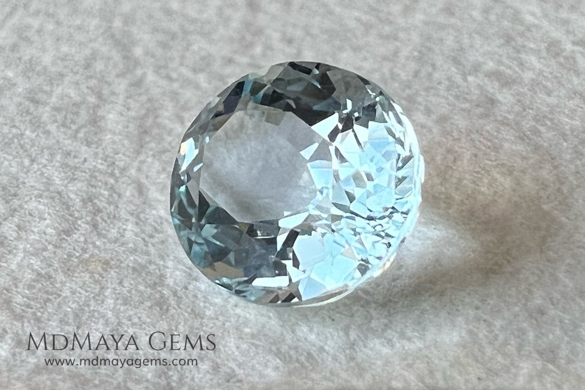 Pretty bright blue Aquamarine!. Oval cut. 1.80 ct. Perfect gem for a center stone in ring!