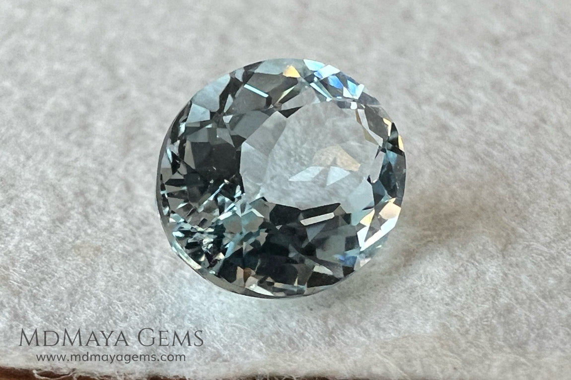 Pretty bright blue Aquamarine!. Oval cut. 1.80 ct. Perfect gem for a center stone in ring!