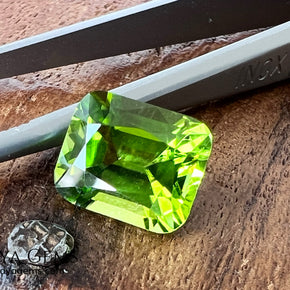 5.03 ct Cushion Cut Peridot – Natural Strongly Yellowish Green Gemstone from Pakistan