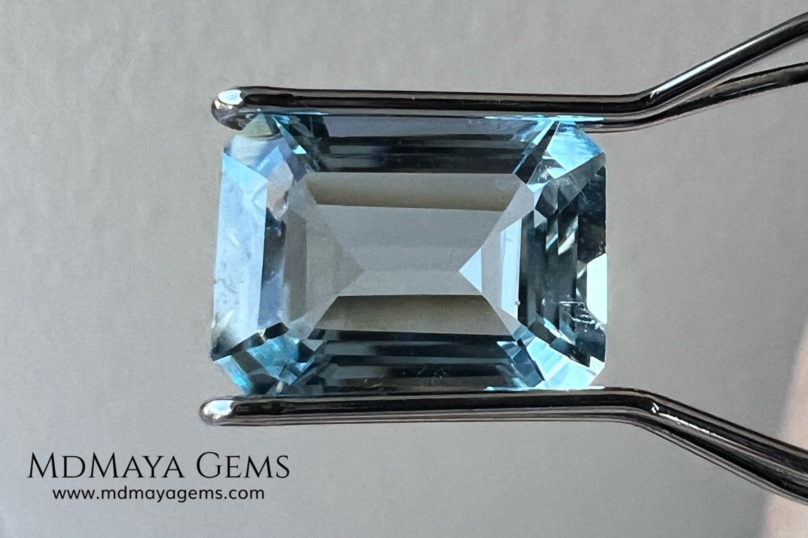 Elegant blue aquamarine of 2.02 ct and emerald cut, this delicate gem shows a very bright blue, has a great quality in its cut and finishes. It will be ideal for use on a ring or a pendant, since its size is perfect, neither too large nor too small. A great natural gemstone at an unbeatable price.