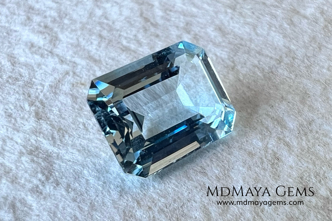 Elegant blue aquamarine of 2.02 ct and emerald cut, this delicate gem shows a very bright blue, has a great quality in its cut and finishes. It will be ideal for use on a ring or a pendant, since its size is perfect, neither too large nor too small. A great natural gemstone at an unbeatable price.
