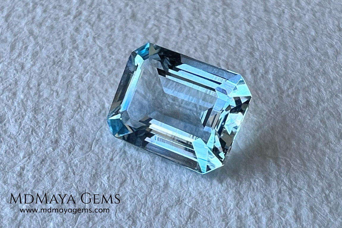 Elegant blue aquamarine of 2.02 ct and emerald cut, this delicate gem shows a very bright blue, has a great quality in its cut and finishes. It will be ideal for use on a ring or a pendant, since its size is perfect, neither too large nor too small. A great natural gemstone at an unbeatable price.