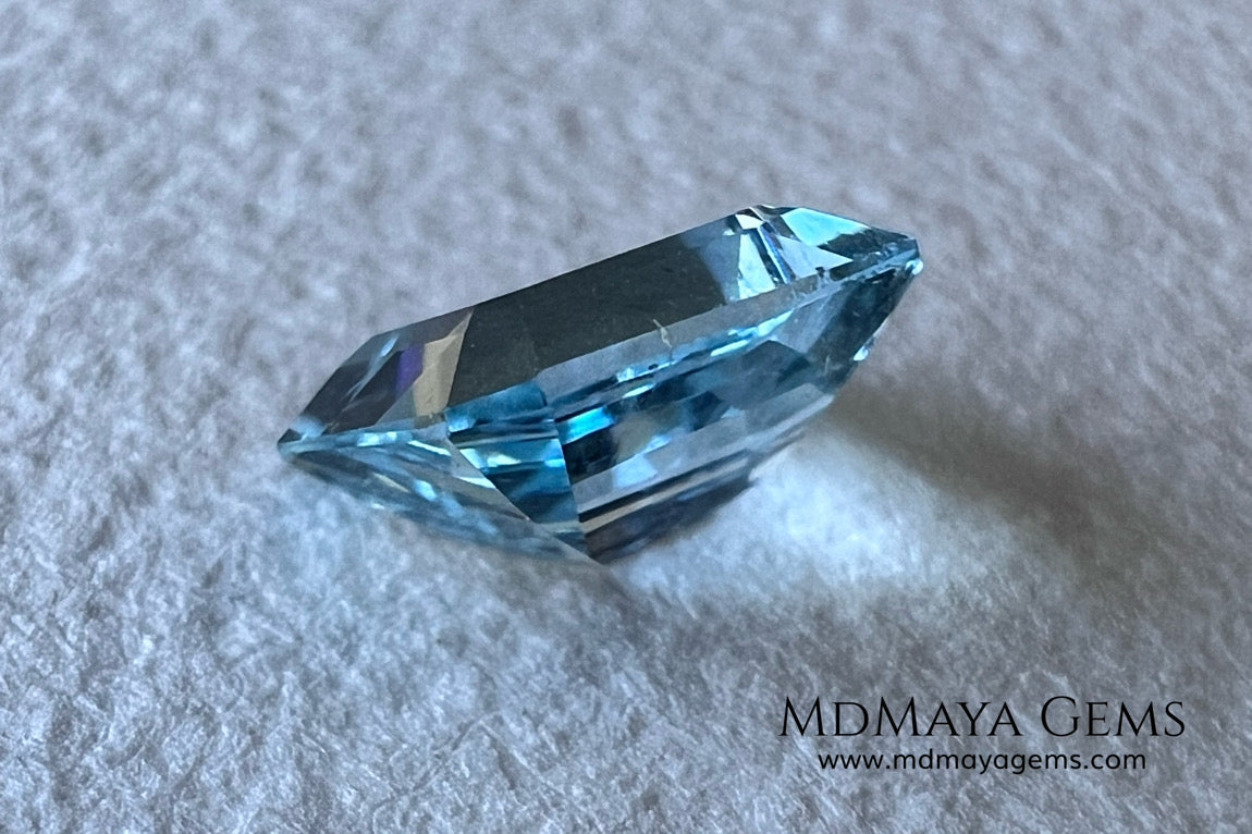 Elegant blue aquamarine of 2.02 ct and emerald cut, this delicate gem shows a very bright blue, has a great quality in its cut and finishes. It will be ideal for use on a ring or a pendant, since its size is perfect, neither too large nor too small. A great natural gemstone at an unbeatable price.