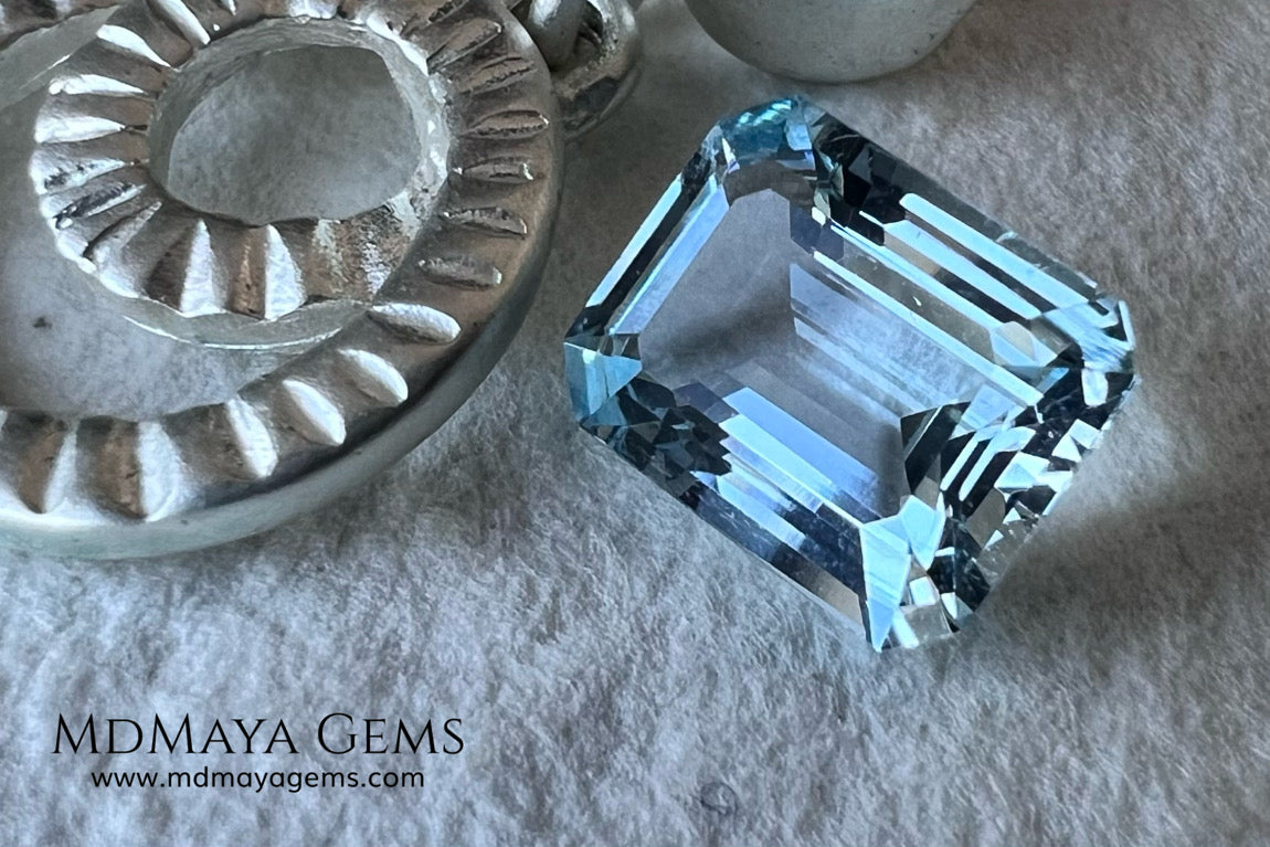Elegant blue aquamarine of 2.02 ct and emerald cut, this delicate gem shows a very bright blue, has a great quality in its cut and finishes. It will be ideal for use on a ring or a pendant, since its size is perfect, neither too large nor too small. A great natural gemstone at an unbeatable price.