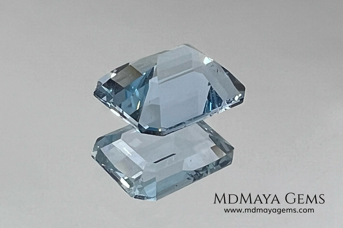 Elegant blue aquamarine of 2.02 ct and emerald cut, this delicate gem shows a very bright blue, has a great quality in its cut and finishes. It will be ideal for use on a ring or a pendant, since its size is perfect, neither too large nor too small. A great natural gemstone at an unbeatable price.