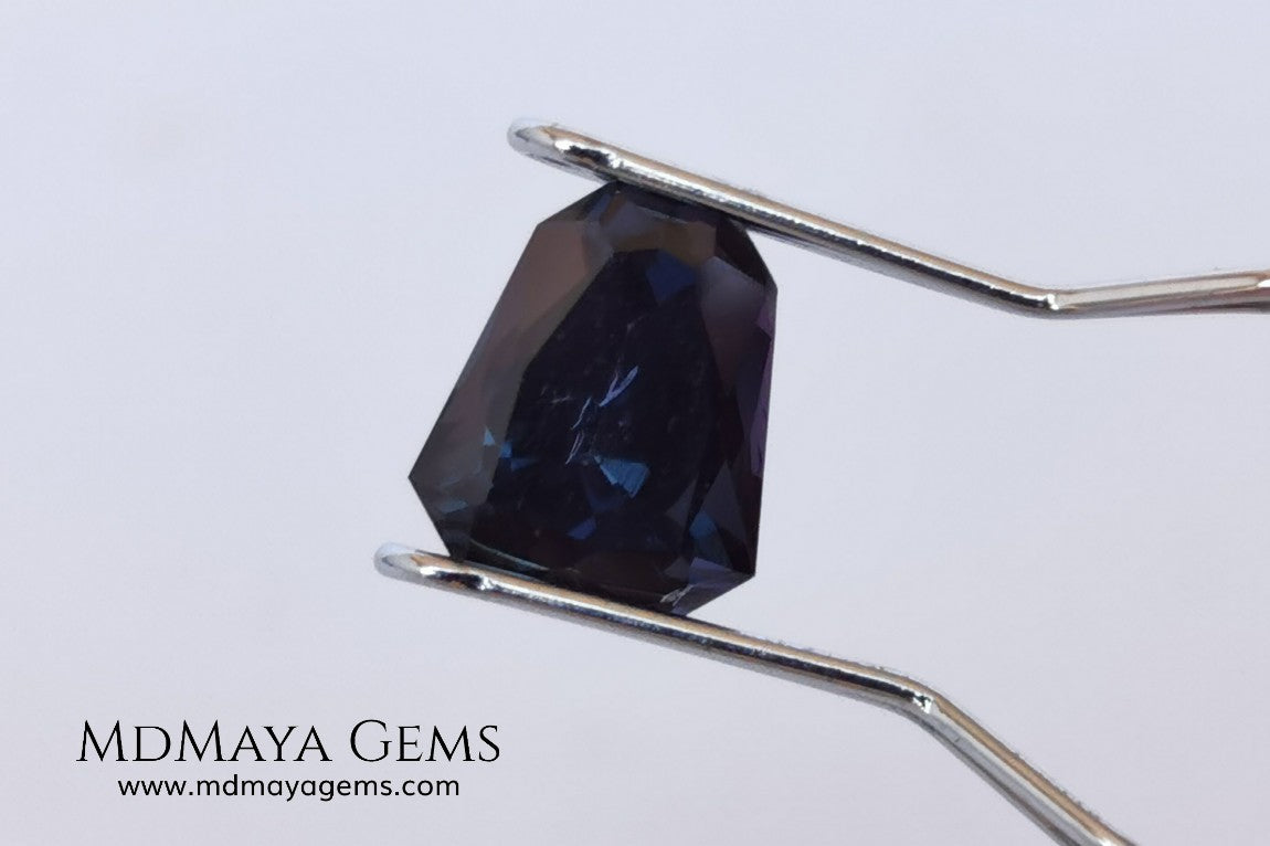 Beautiful dark spinel of 1.59 ct with a trapezoidal cut. This beauty under fluorescent light shows an incredible and sparkle dark blue color with violet tones. Its fancy cut is amazing. It is a very special gemstone, it will look wonderful in any piece of jewelry you can imagine.