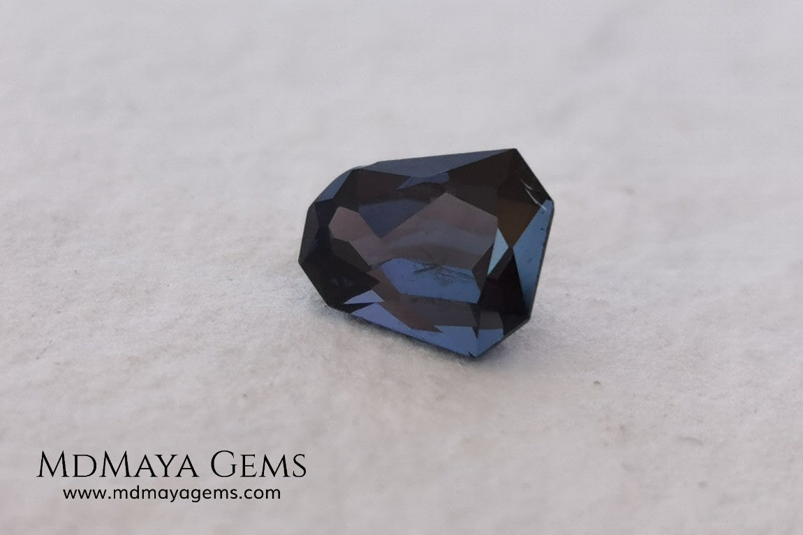 Beautiful dark spinel of 1.59 ct with a trapezoidal cut. This beauty under fluorescent light shows an incredible and sparkle dark blue color with violet tones. Its fancy cut is amazing. It is a very special gemstone, it will look wonderful in any piece of jewelry you can imagine.