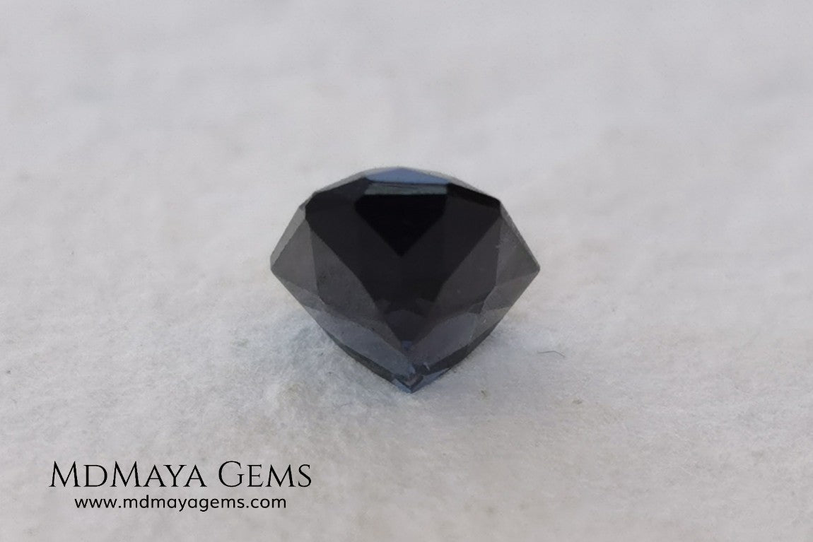Beautiful dark spinel of 1.59 ct with a trapezoidal cut. This beauty under fluorescent light shows an incredible and sparkle dark blue color with violet tones. Its fancy cut is amazing. It is a very special gemstone, it will look wonderful in any piece of jewelry you can imagine.