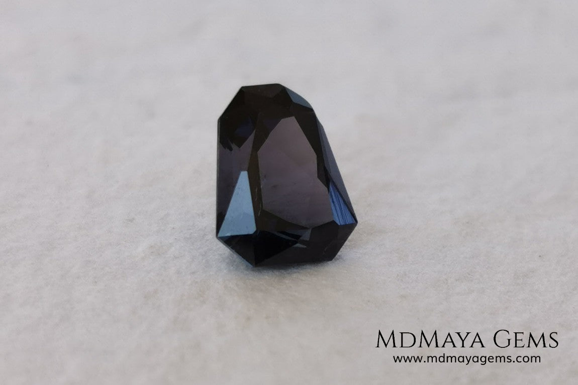 Beautiful dark spinel of 1.59 ct with a trapezoidal cut. This beauty under fluorescent light shows an incredible and sparkle dark blue color with violet tones. Its fancy cut is amazing. It is a very special gemstone, it will look wonderful in any piece of jewelry you can imagine.