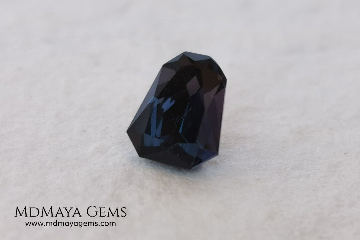 Beautiful dark spinel of 1.59 ct with a trapezoidal cut. This beauty under fluorescent light shows an incredible and sparkle dark blue color with violet tones. Its fancy cut is amazing. It is a very special gemstone, it will look wonderful in any piece of jewelry you can imagine.