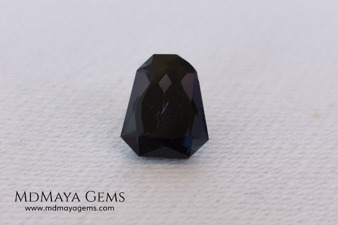 Beautiful dark spinel of 1.59 ct with a trapezoidal cut. This beauty under fluorescent light shows an incredible and sparkle dark blue color with violet tones. Its fancy cut is amazing. It is a very special gemstone, it will look wonderful in any piece of jewelry you can imagine.