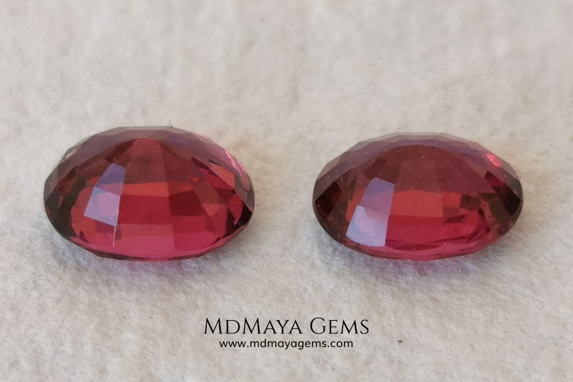 Purple Red Rhodolite Pair, 3.95 ct, oval cut. This affordable gems of rhodolites show the best color you can find in rhodolites garnets. It has a very good size and they will look incredibly beautiful on some earrings or on a pair of cufflinks.
