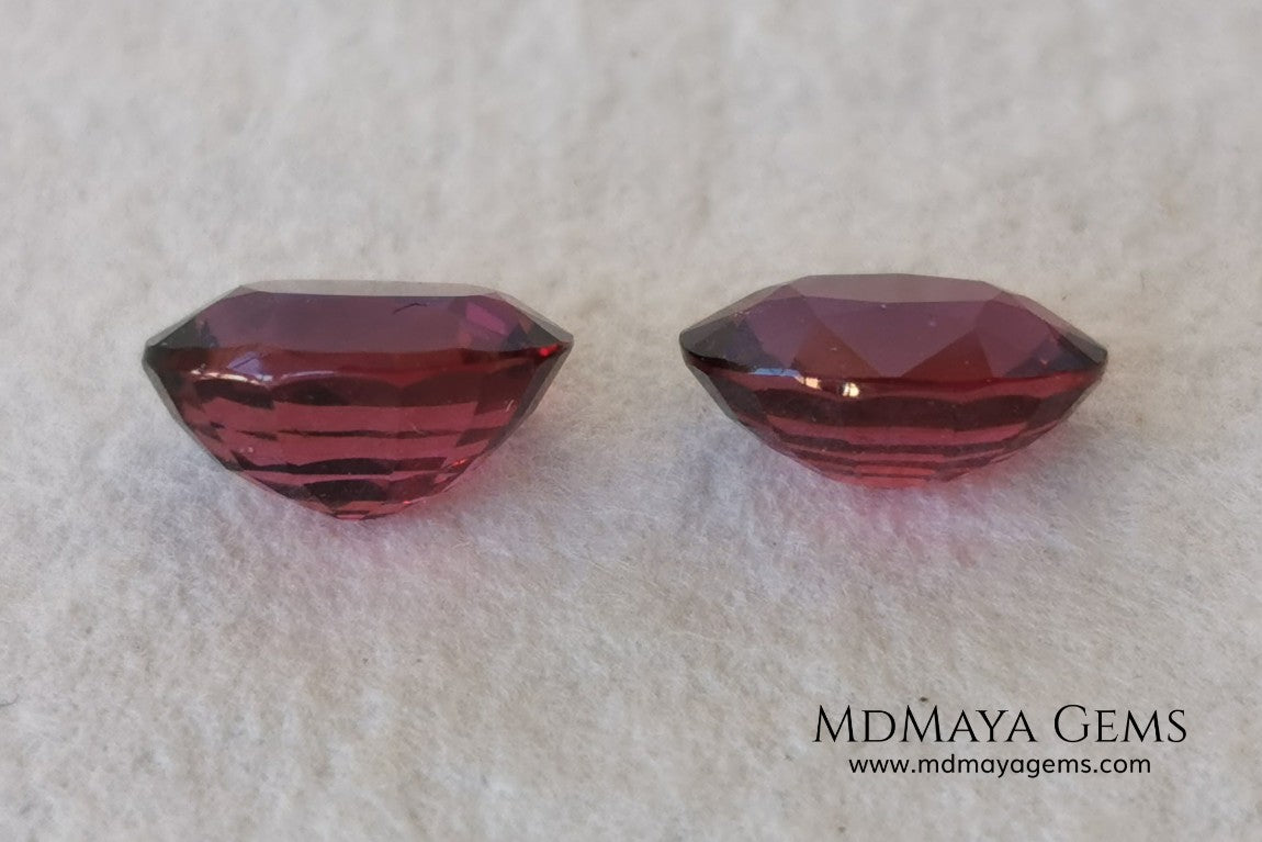 Purple Red Rhodolite Pair, 3.95 ct, oval cut. This affordable gems of rhodolites show the best color you can find in rhodolites garnets. It has a very good size and they will look incredibly beautiful on some earrings or on a pair of cufflinks.