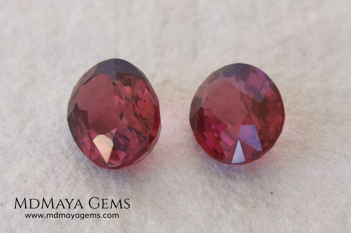 Purple Red Rhodolite Pair, 3.95 ct, oval cut. This affordable gems of rhodolites show the best color you can find in rhodolites garnets. It has a very good size and they will look incredibly beautiful on some earrings or on a pair of cufflinks.