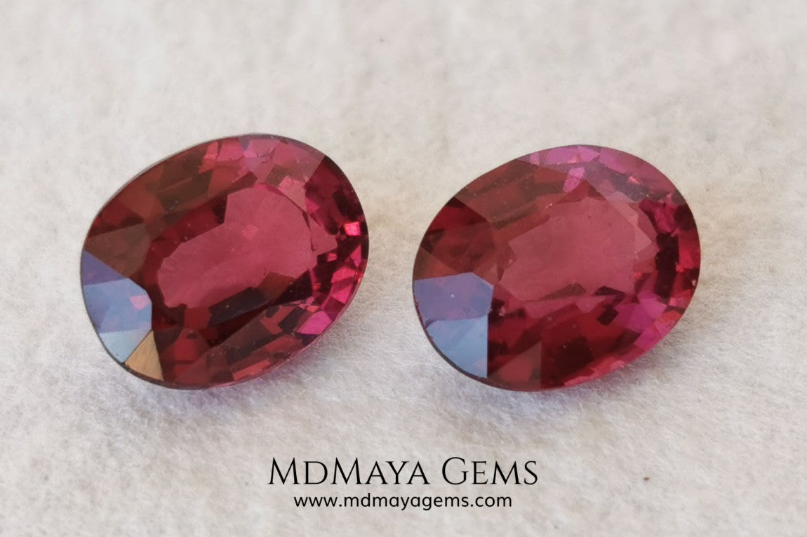 Purple Red Rhodolite Pair, 3.95 ct, oval cut. This affordable gems of rhodolites show the best color you can find in rhodolites garnets. It has a very good size and they will look incredibly beautiful on some earrings or on a pair of cufflinks.