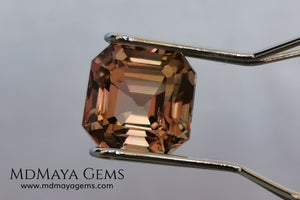 Rose Gold Bicolor tourmaline. Asscher cut 2.62 ct.  Bicolor tourmaline, whose two colors are a greenish yellow and a reddish pink. Once the light falls on the crown of the gem, these colors mix, resulting in a very elegant and saturated golden copper. Thanks to its color, its good cut quality and proportions, it will be an exceptional gem to mount on any type of jewel.