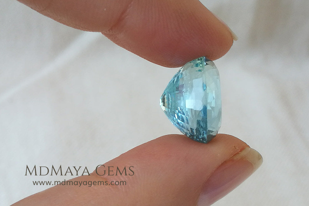 Large Aquamarine Oval cut 11.20 ct under daylight