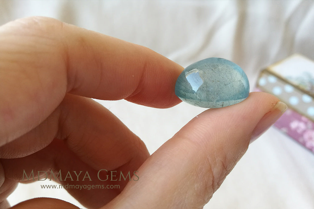 Extra large cabochon oval cat's eye Aquamarine 25.20 ct under daylight