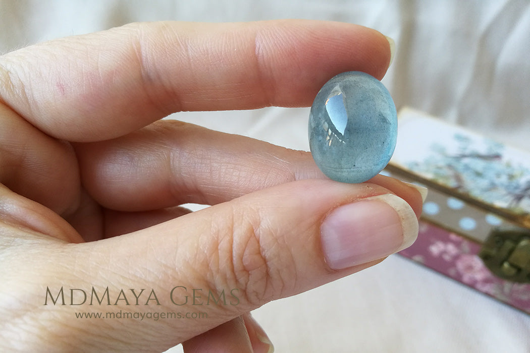 Extra large cabochon oval cat's eye Aquamarine 25.20 ct under daylight