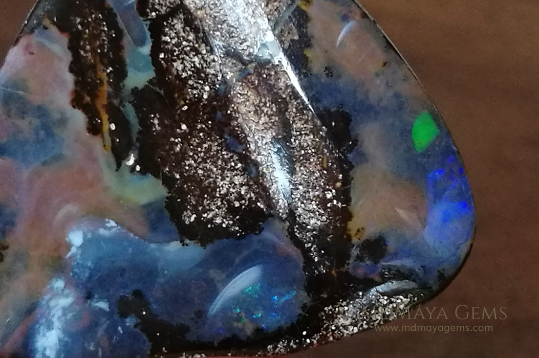 Yohaw Opal Stone 25.61 ct under microscope