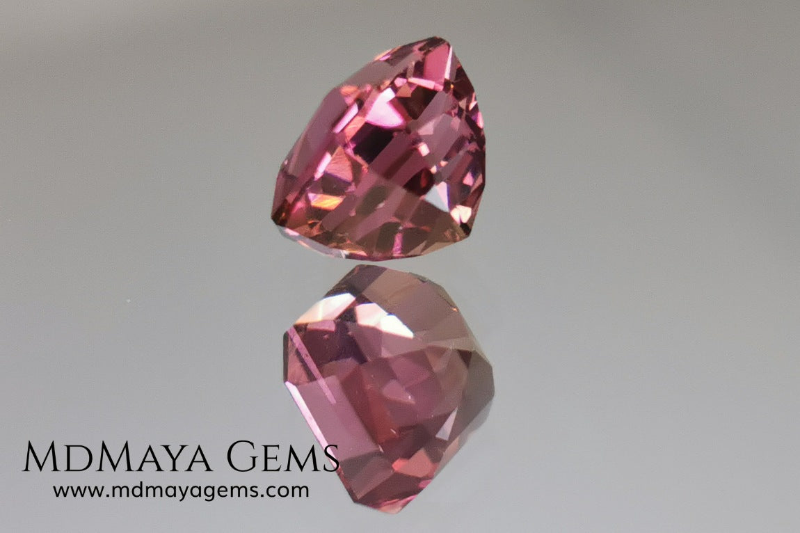 Bicolor, pink and gold tourmaline. Asscher cut. 2.21 ct.  This incredible natural gem has two colors, golden yellow and pink. Both colors coexist mixed, and once the light falls on it it is difficult to separate them; the mix is elegant and luxurious. Great cutting quality. Without a doubt it will be incredible in any piece of jewelry.