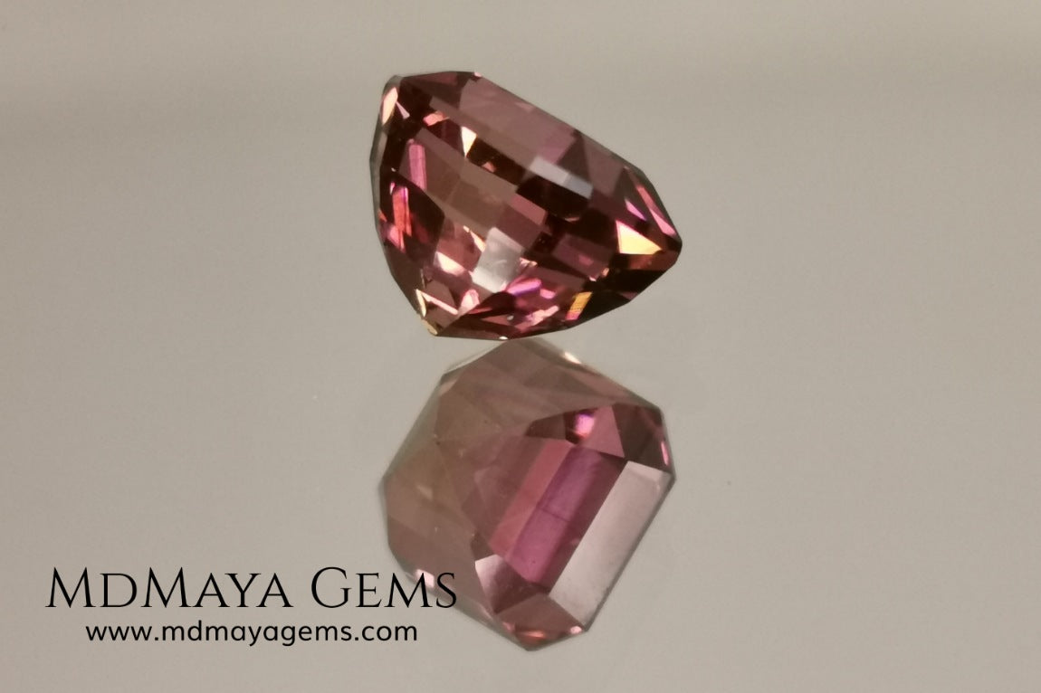 Bicolor, pink and gold tourmaline. Asscher cut. 2.21 ct.  This incredible natural gem has two colors, golden yellow and pink. Both colors coexist mixed, and once the light falls on it it is difficult to separate them; the mix is elegant and luxurious. Great cutting quality. Without a doubt it will be incredible in any piece of jewelry.