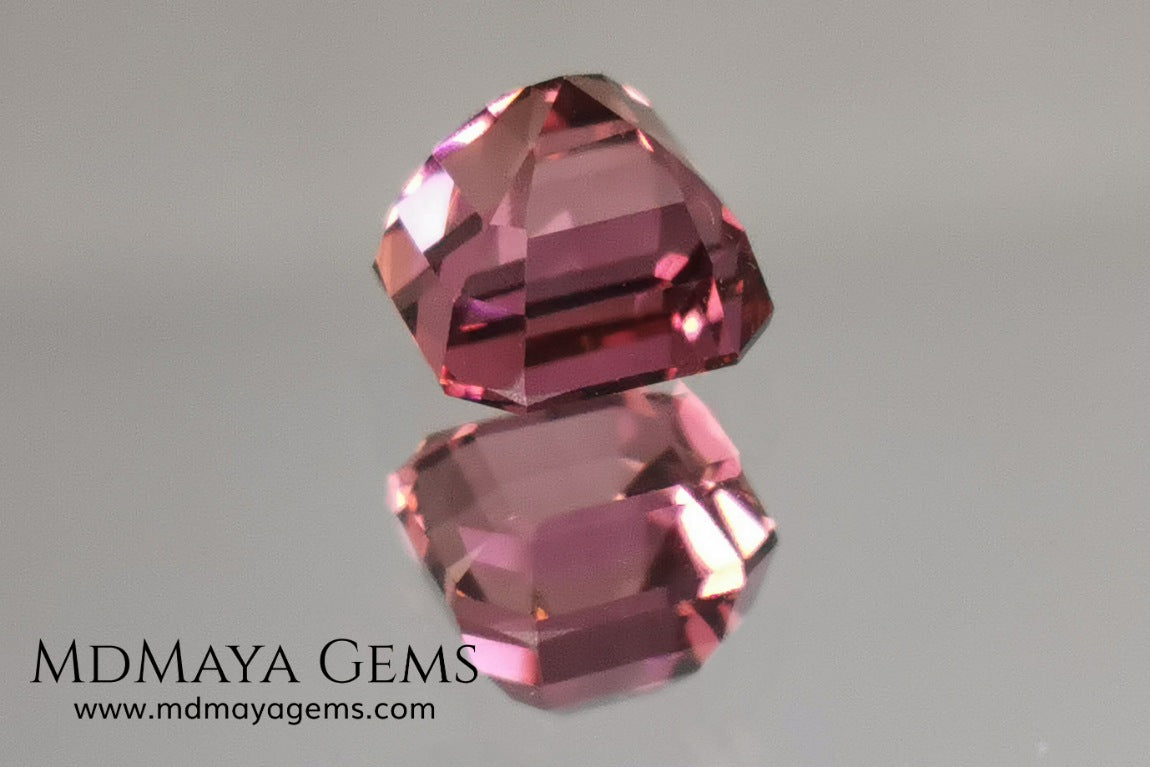 Bicolor, pink and gold tourmaline. Asscher cut. 2.21 ct.  This incredible natural gem has two colors, golden yellow and pink. Both colors coexist mixed, and once the light falls on it it is difficult to separate them; the mix is elegant and luxurious. Great cutting quality. Without a doubt it will be incredible in any piece of jewelry.