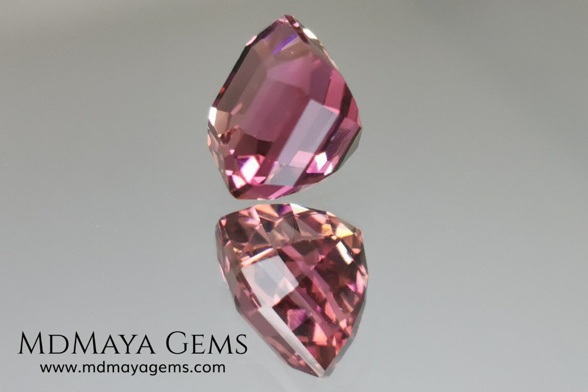 Bicolor, pink and gold tourmaline. Asscher cut. 2.21 ct.  This incredible natural gem has two colors, golden yellow and pink. Both colors coexist mixed, and once the light falls on it it is difficult to separate them; the mix is elegant and luxurious. Great cutting quality. Without a doubt it will be incredible in any piece of jewelry.