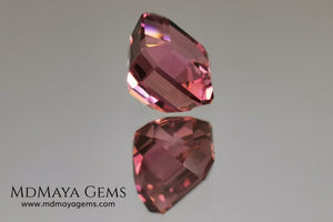 Bicolor, pink and gold tourmaline. Asscher cut. 2.21 ct.  This incredible natural gem has two colors, golden yellow and pink. Both colors coexist mixed, and once the light falls on it it is difficult to separate them; the mix is elegant and luxurious. Great cutting quality. Without a doubt it will be incredible in any piece of jewelry.