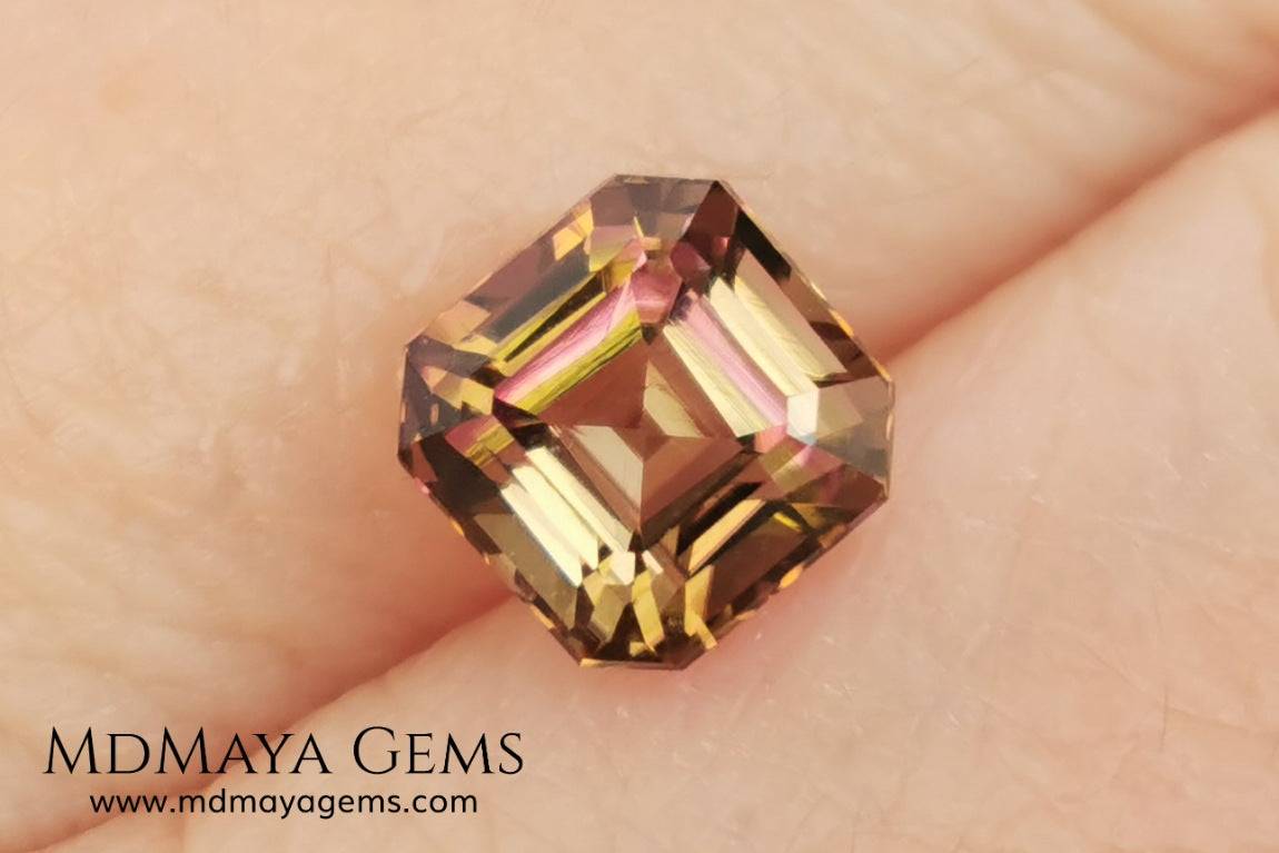 Bicolor, pink and gold tourmaline. Asscher cut. 2.21 ct.  This incredible natural gem has two colors, golden yellow and pink. Both colors coexist mixed, and once the light falls on it it is difficult to separate them; the mix is elegant and luxurious. Great cutting quality. Without a doubt it will be incredible in any piece of jewelry.