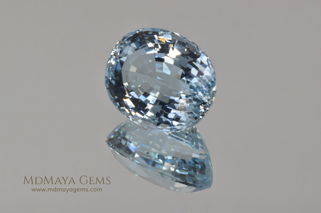 Fine Blue Aquamarine Oval cut 5.87 ct