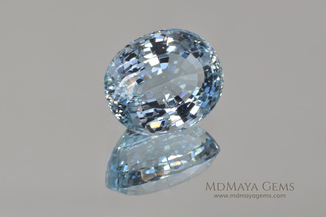Fine Blue Aquamarine Oval cut 5.87 ct