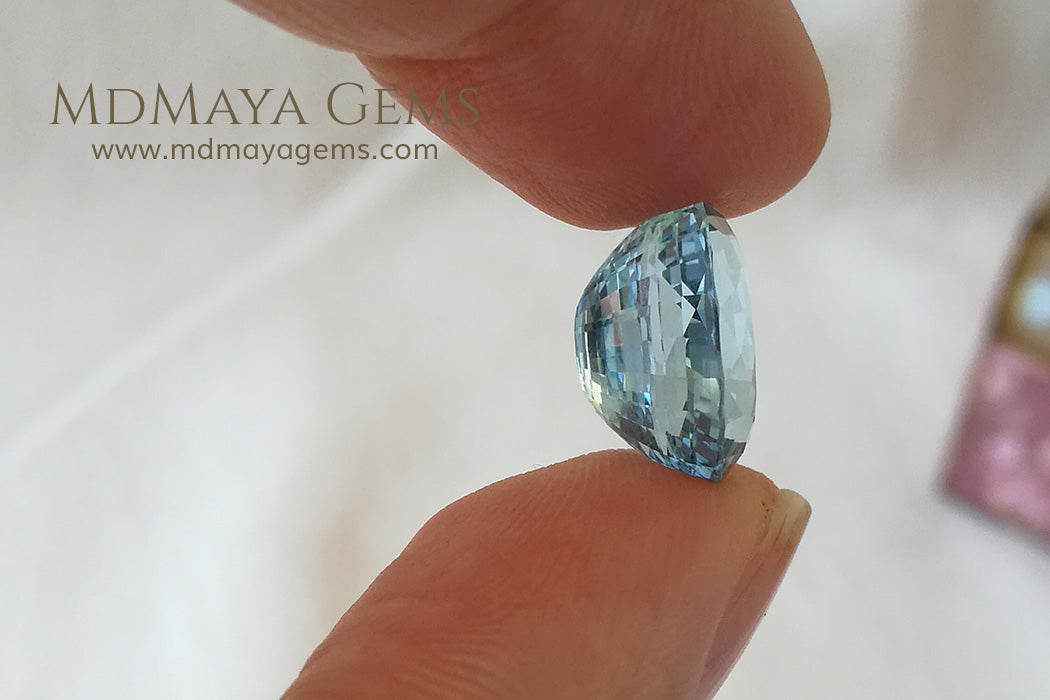 Fine blue Aquamarine Oval cut 5.87 ct under daylight