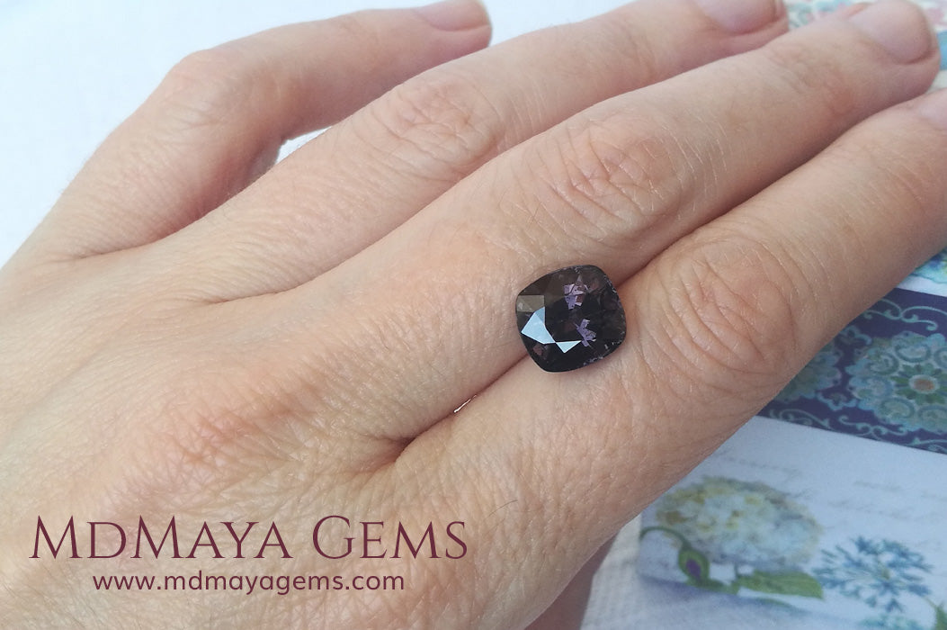 Large dark grayish reddish purple Spinel 5.30 ct under daylight