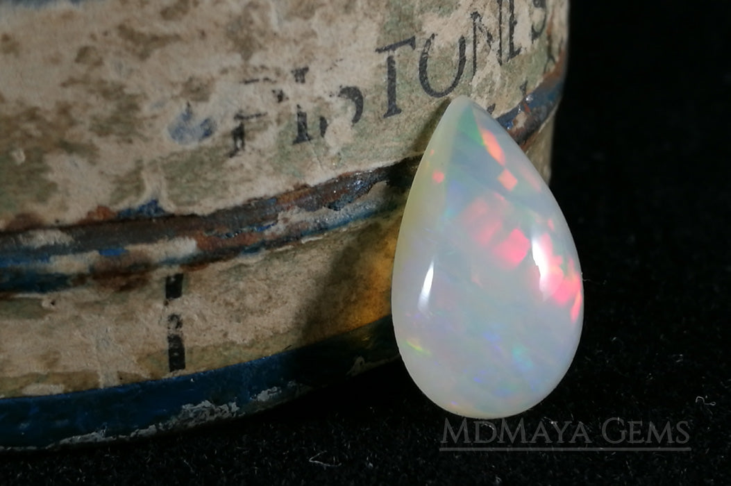 Elegant light crystal Welo opal 2.77 ct with firework pattern