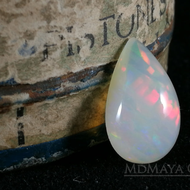 Elegant light crystal Welo opal 2.77 ct with firework pattern