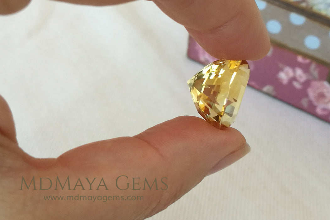 Big and Fantastic Golden Yellow Citrine. Oval Cut. 17.43 ct