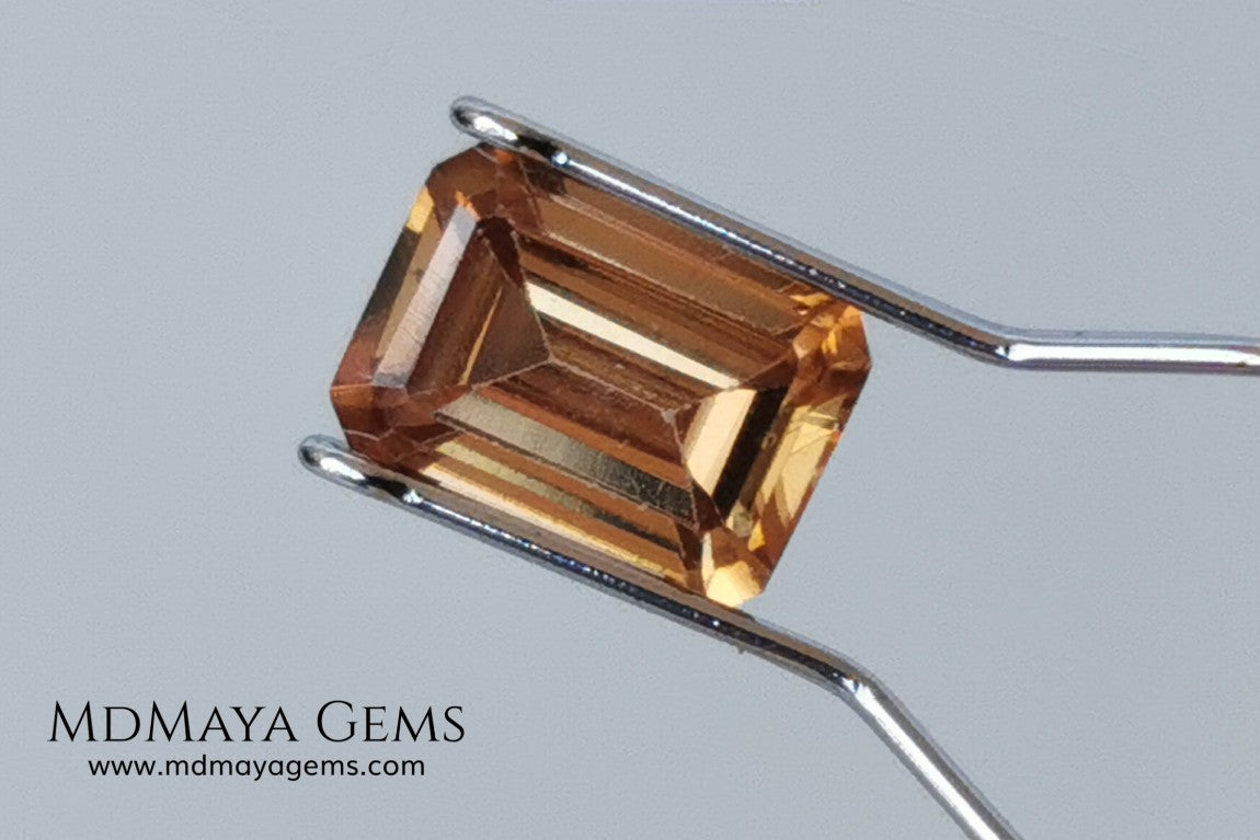 Beautiful golden zircon of 2.45 ct, emerald cut with beautiful color and a very balanced size, it will be perfect mounted on a ring. Amazing precious stone at an unbeatable price.