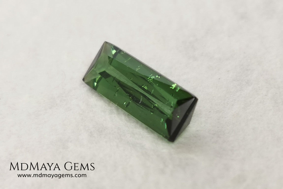 Bright Blue Green Tourmaline. 1.71 ct. Baguette cut. This beautiful gemstone shows a vivid green color, it will look perfect in any piece of jewelry, and the best, its price!. Don't miss it.