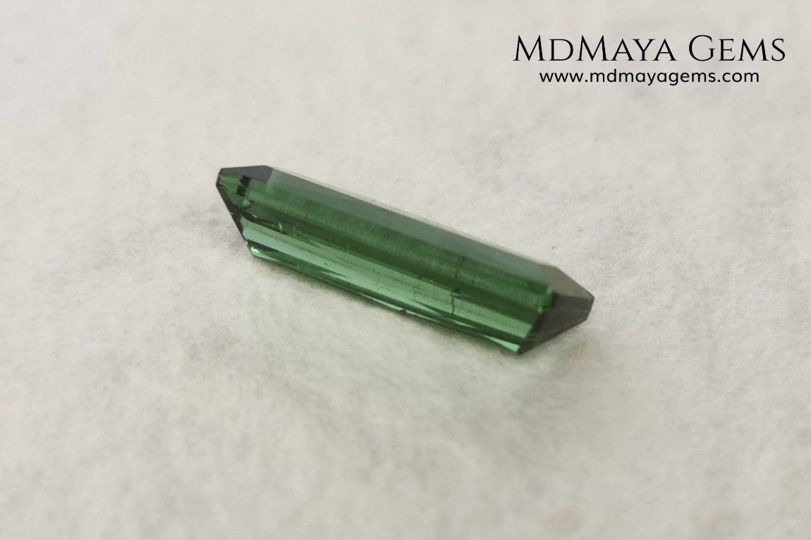 Bright Blue Green Tourmaline. 1.71 ct. Baguette cut. This beautiful gemstone shows a vivid green color, it will look perfect in any piece of jewelry, and the best, its price!. Don't miss it.